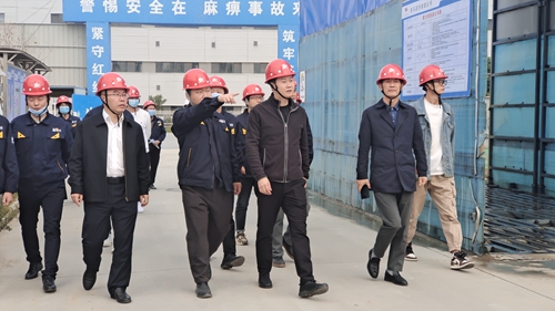 徐熠深入肥業(yè)駐馬店項目進行工程建設調(diào)度_副本.jpg 徐熠深入肥業(yè)駐馬店項目進行工程建設調(diào)度_副本.jpg