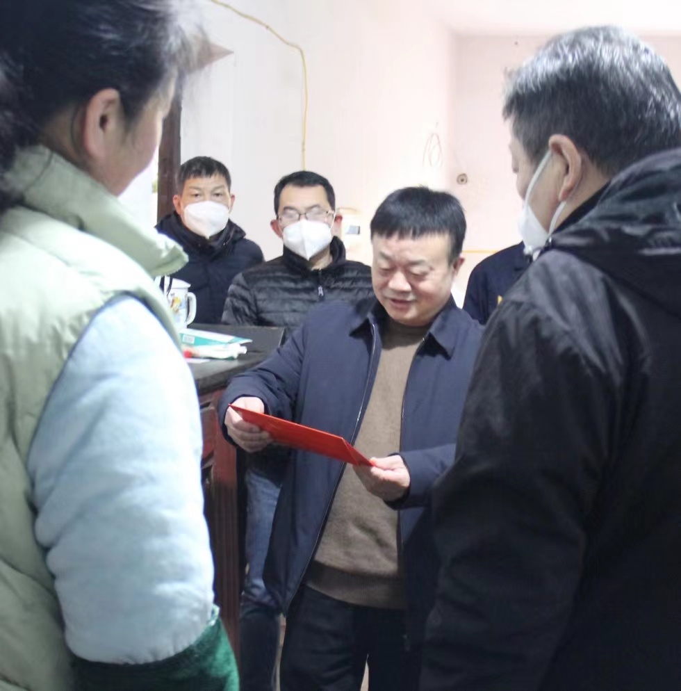 朱平生慰問(wèn)黑貓股份困難黨員 (1).jpg 朱平生慰問(wèn)黑貓股份困難黨員 (1).jpg