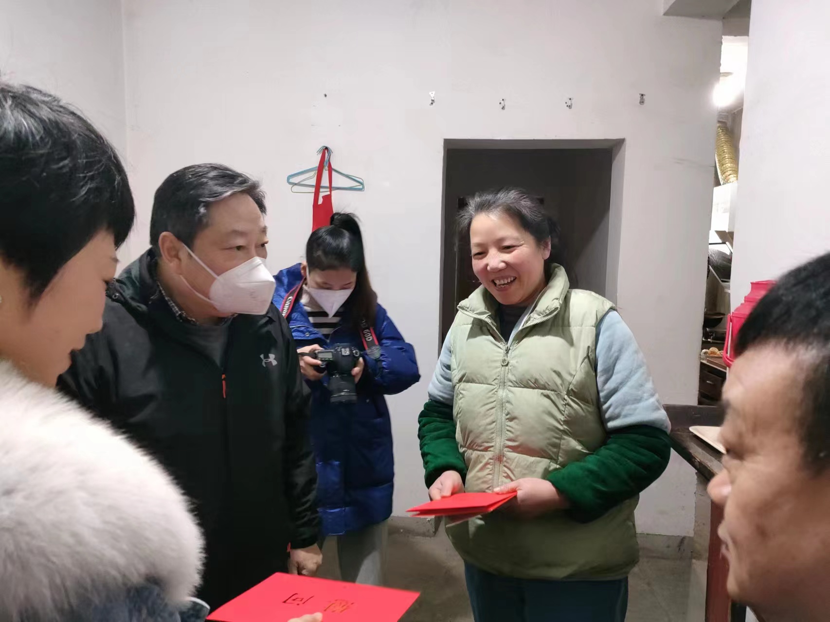 慰問(wèn)黑貓股份困難黨員 (3).jpg 慰問(wèn)黑貓股份困難黨員 (3).jpg