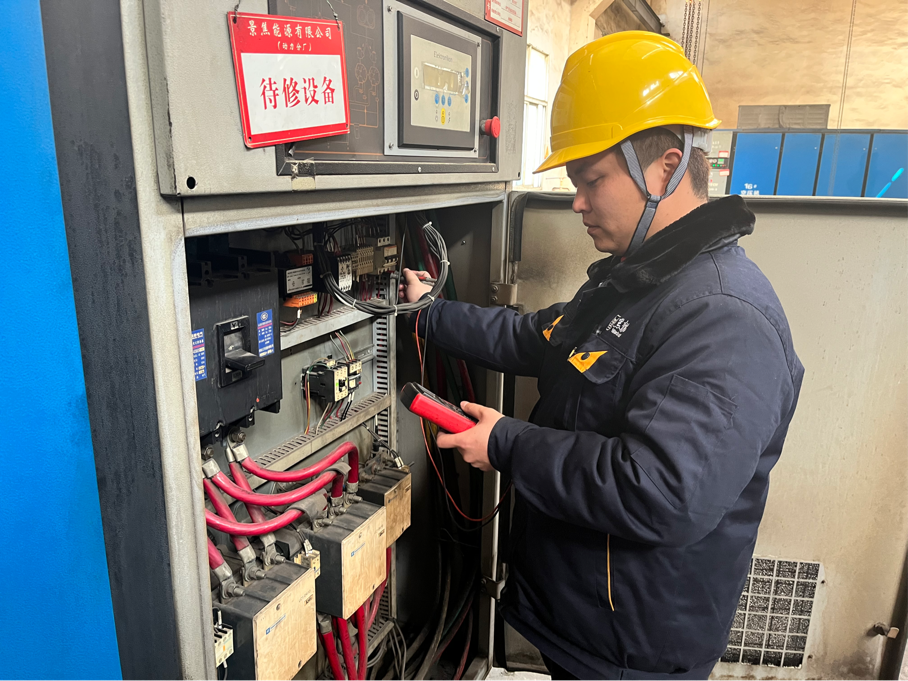 程紹斌在空壓站空壓機(jī)巡檢排故.png 程紹斌在空壓站空壓機(jī)巡檢排故.png