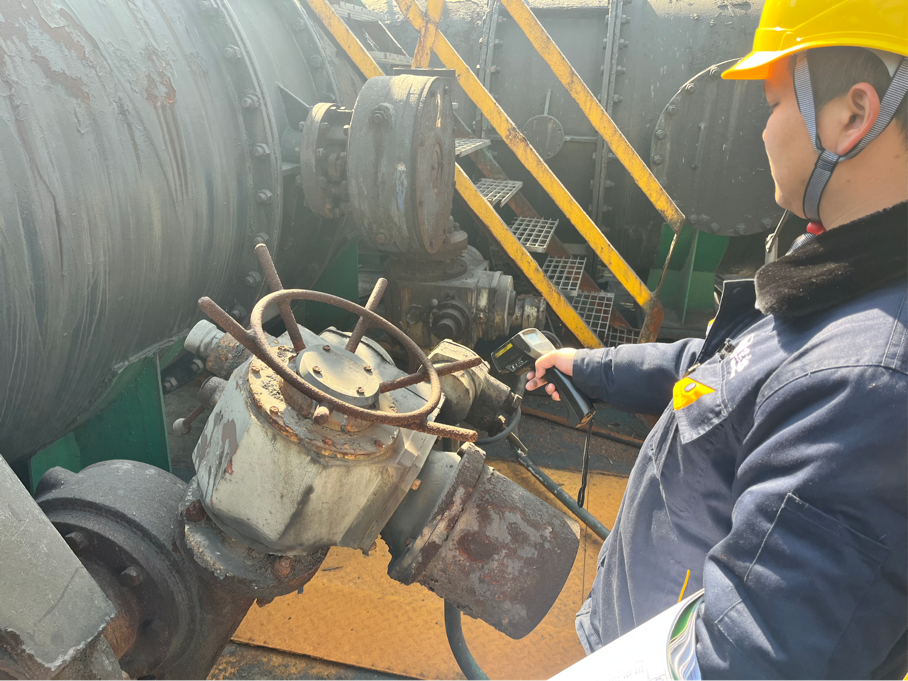 程紹斌測(cè)溫氣柜管道是否正常.png 程紹斌測(cè)溫氣柜管道是否正常.png