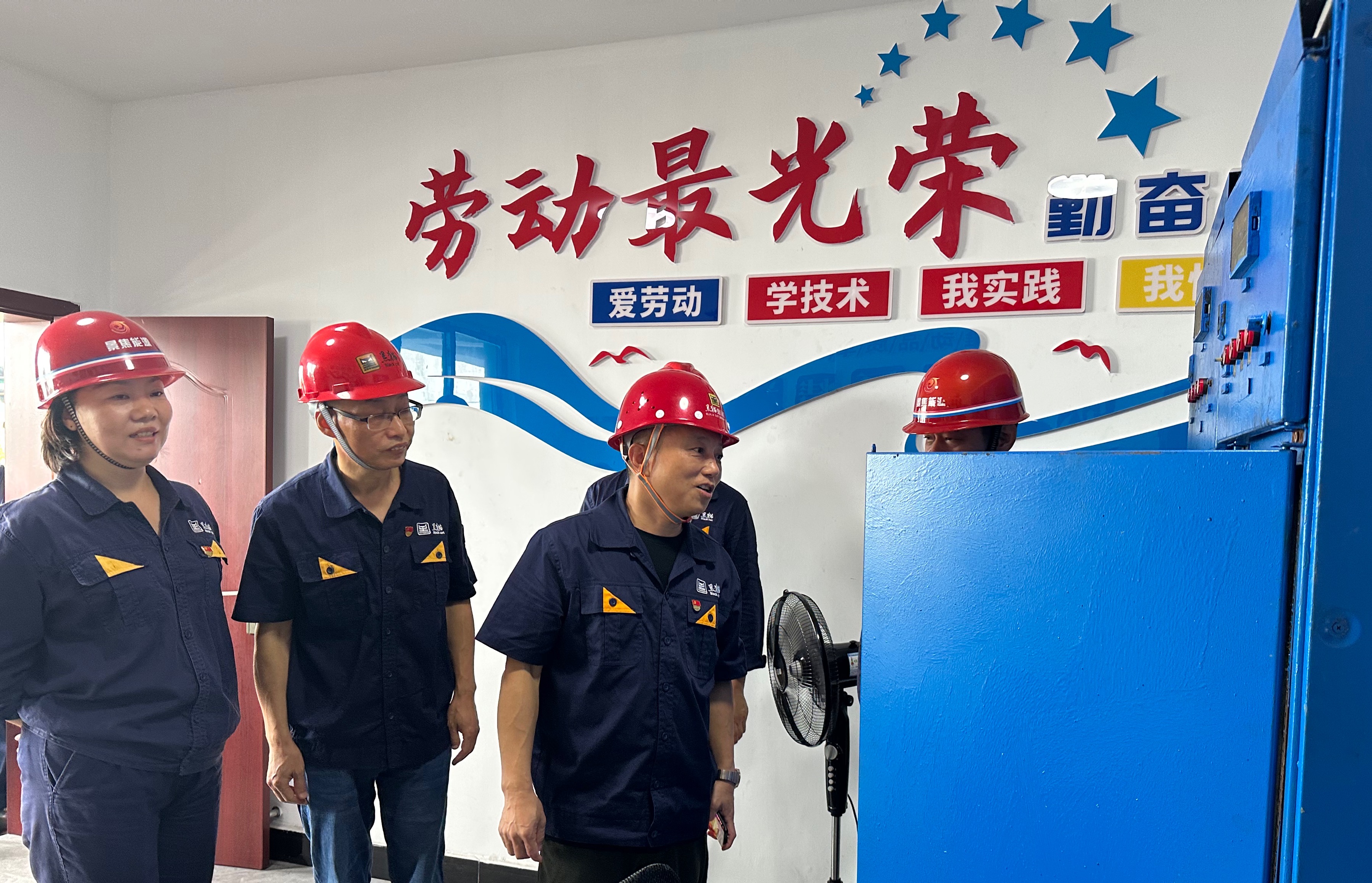 景焦能源公司舉行黑貓集團(tuán)勞動(dòng)技能實(shí)訓(xùn)基地揭牌儀式 (1).jpg 景焦能源公司舉行黑貓集團(tuán)勞動(dòng)技能實(shí)訓(xùn)基地揭牌儀式 (1).jpg