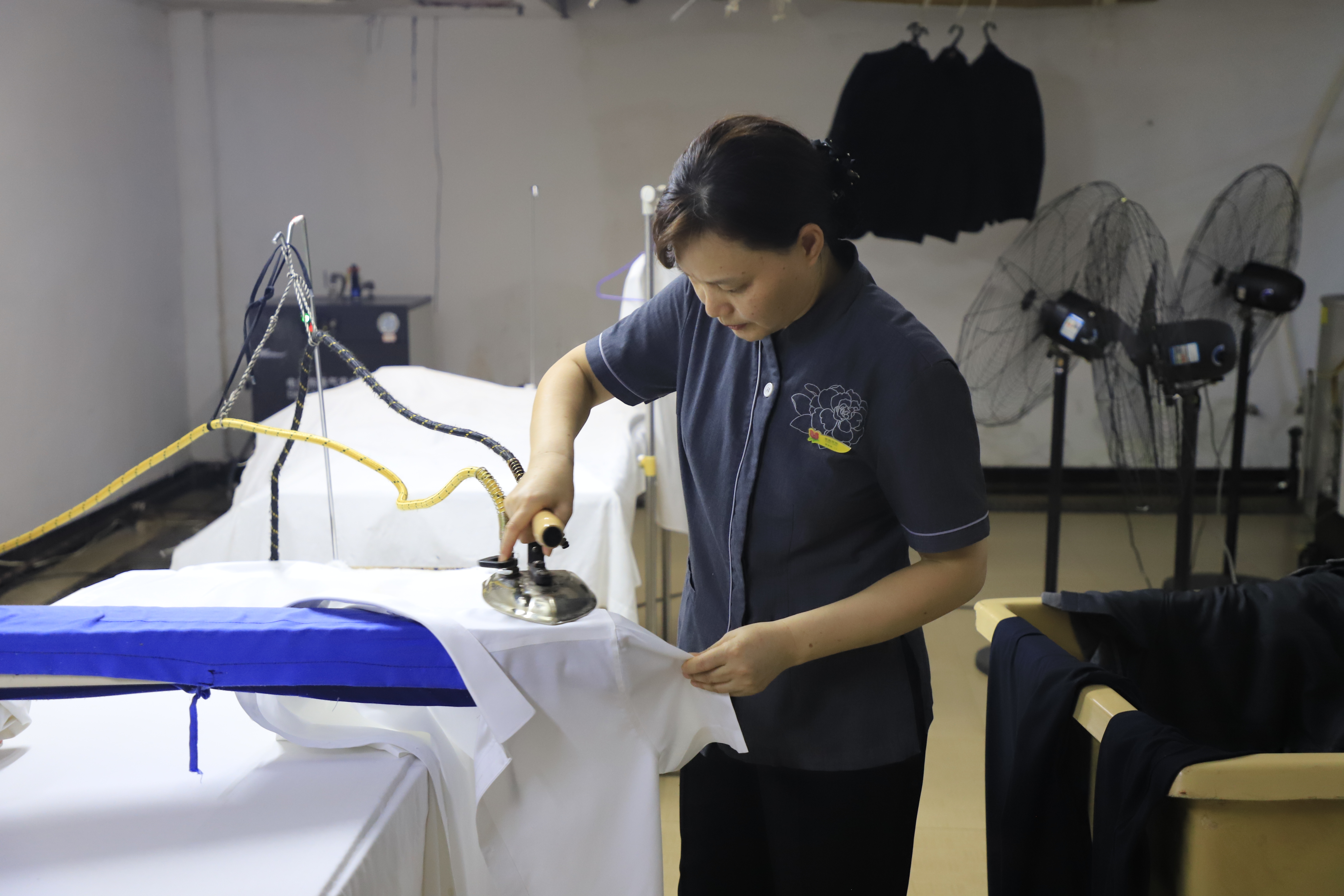 朱細(xì)枝仔細(xì)熨燙衣服.jpg 朱細(xì)枝仔細(xì)熨燙衣服.jpg