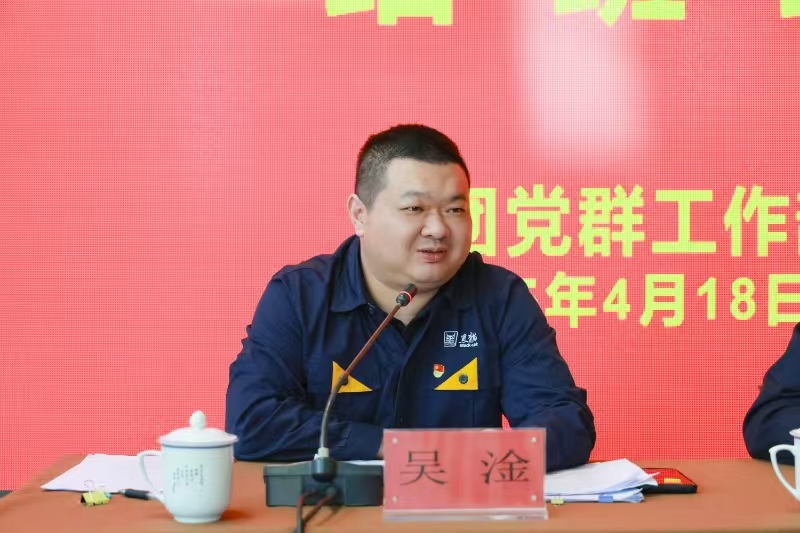 吳淦在結(jié)班式上講話.jpg 吳淦在結(jié)班式上講話.jpg